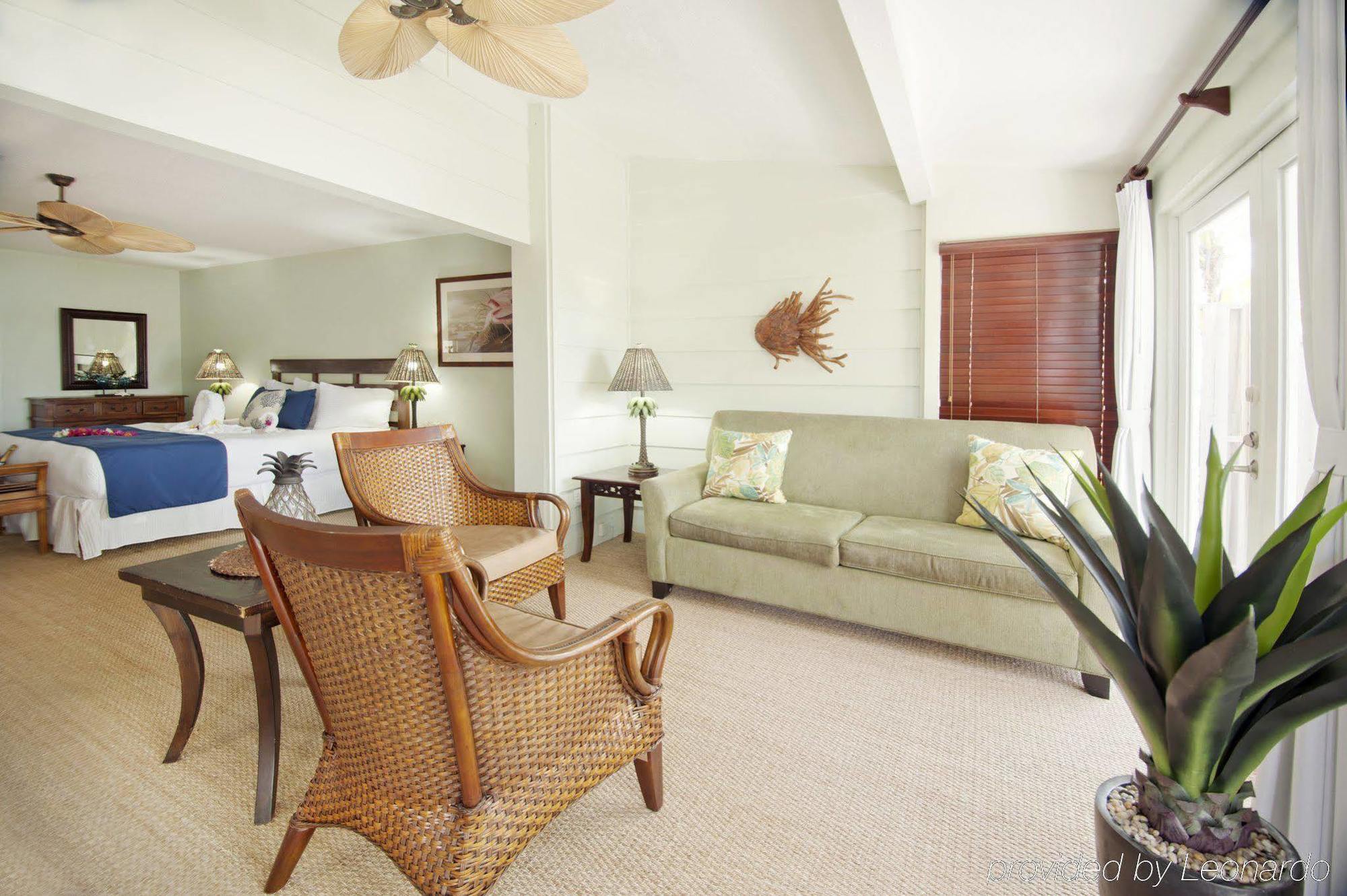 Coconut Palm Hotel